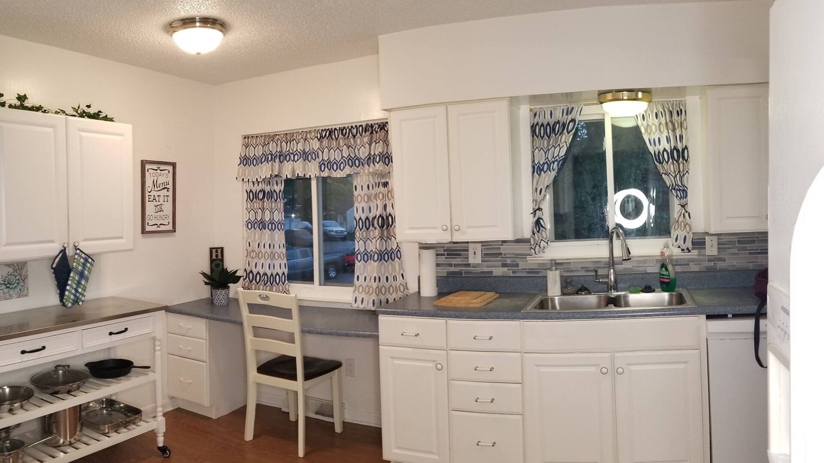Summit Station House | Cozy Family friendly 4 bedroom house, mins from Downtown with hot tub in bedroom