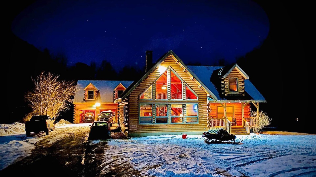 Tinmouth Cabin | Cozy Family-friendly Log Cabin With 25ft Interior Fireplace + Modern Amenities.