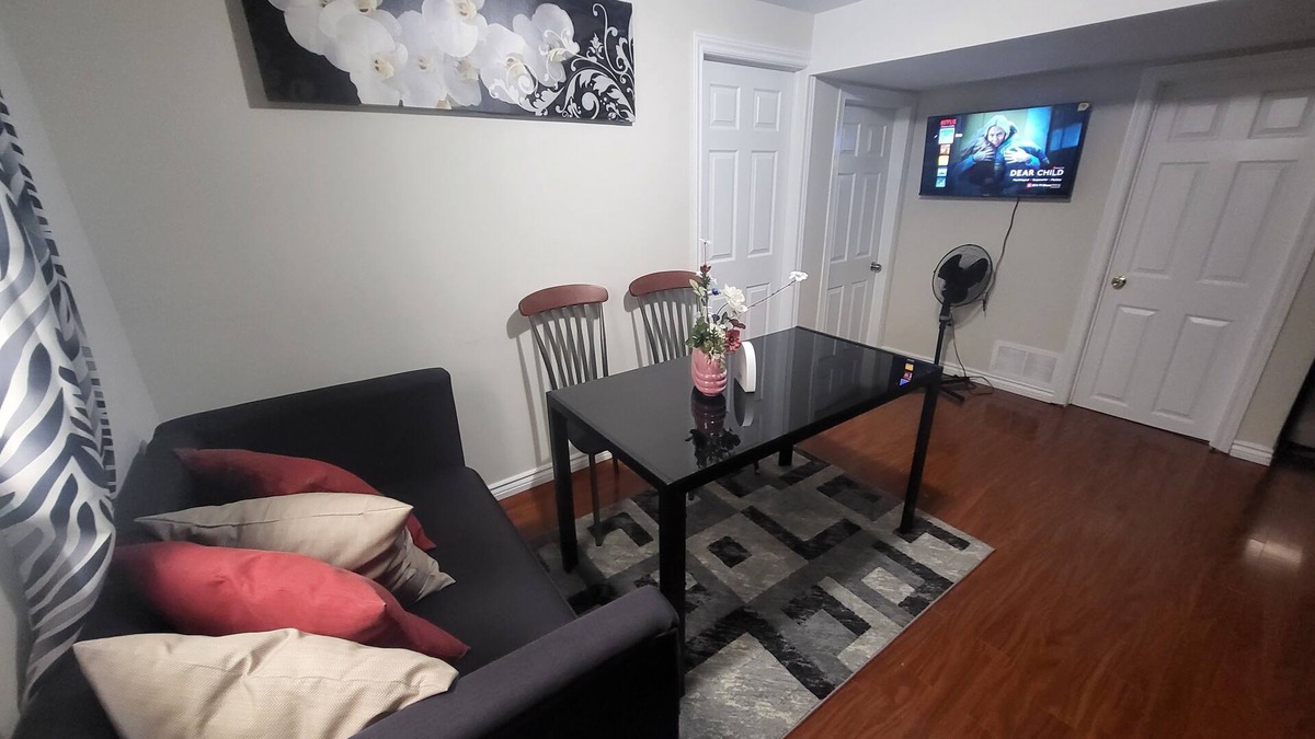 Brampton House | Cozy&family friendly private 2-bedroom apartment with separate side entrance.