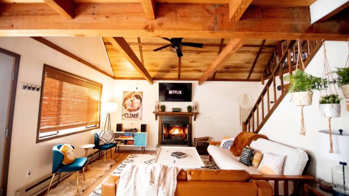 Hamlin Cabin | Cozy family-friendly cabin near lake with indoor fireplace