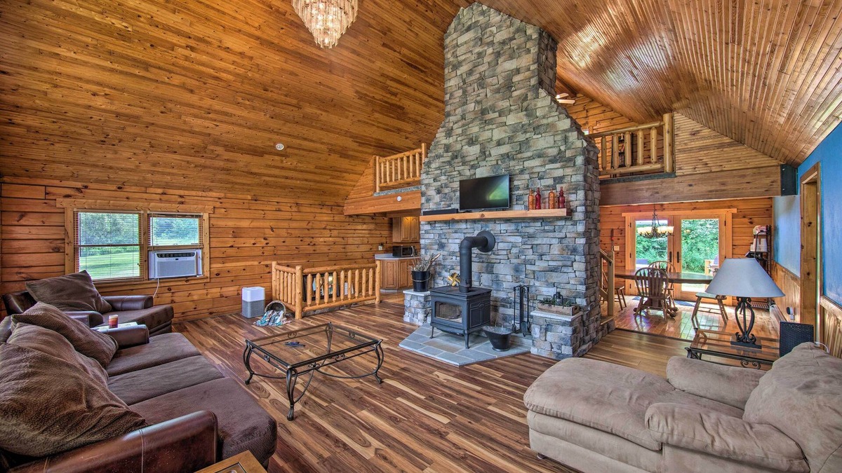 Pine Grove Cabin | Cozy Family-Friendly Pine Grove Cabin w/Fire Pit!