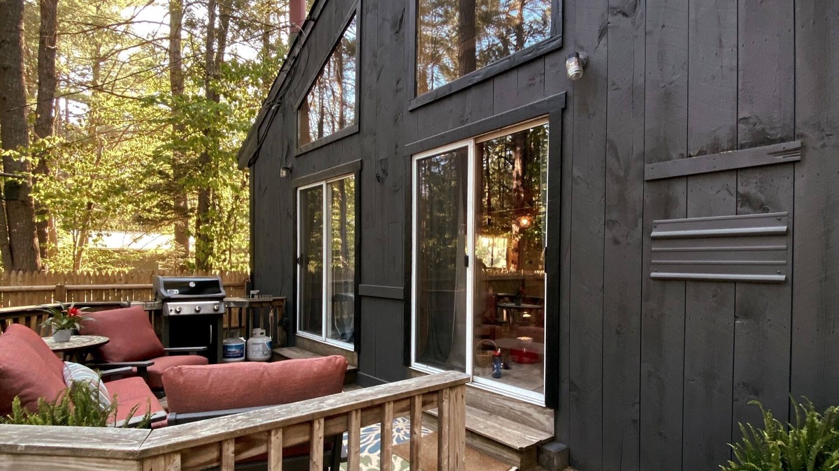 North Conway Cabin | Cozy Family Getaway w/Fully Fenced Backyard, Minutes to Town, Storyland and Rail