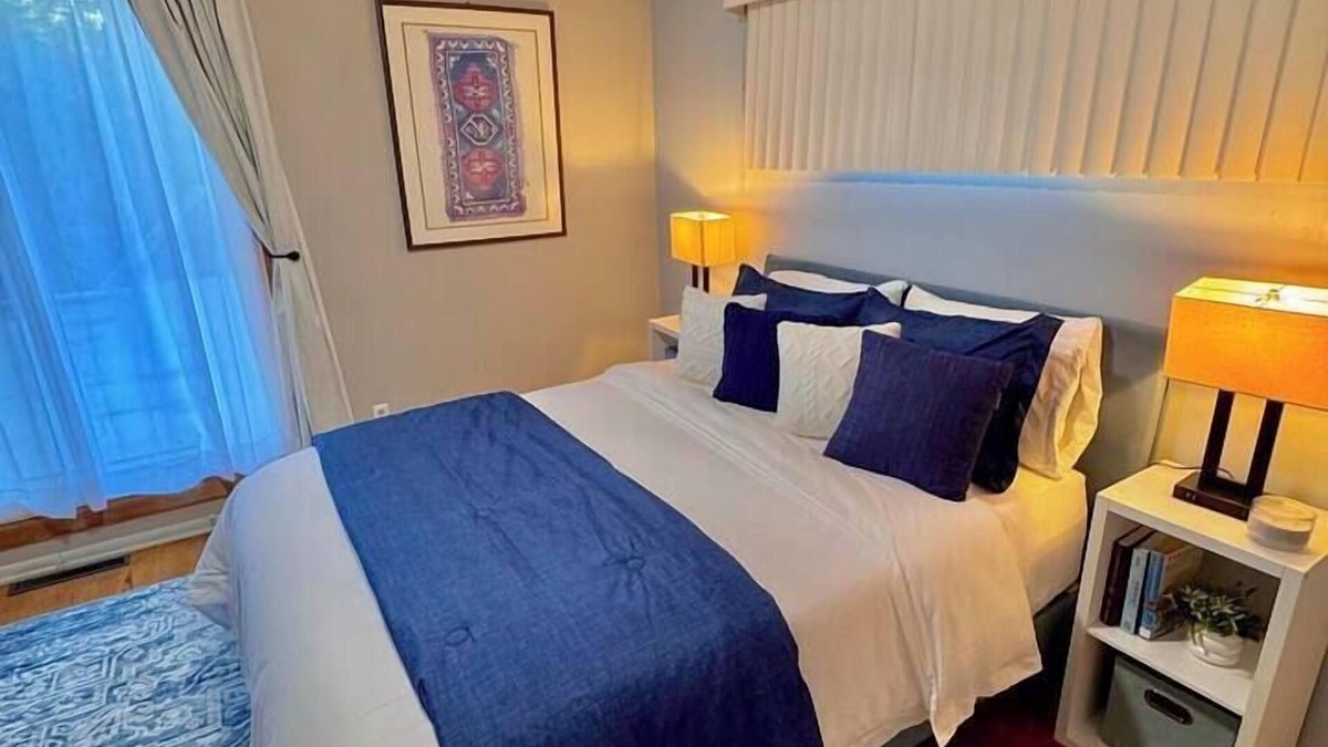 Miller Beach House | Cozy Family Getaway- 4 Blocks From The Beach!