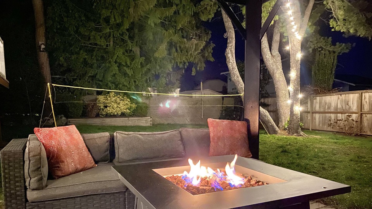 Saanich West House | Cozy Family Getaway! 5 Bedroom & Fenced Backyard