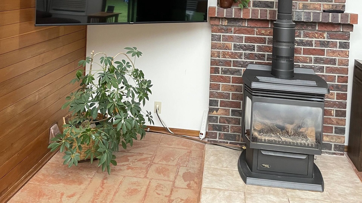 Wilson Creek House | Cozy family home in Davis Bay close to beach. Outdoor sauna and large backyard.