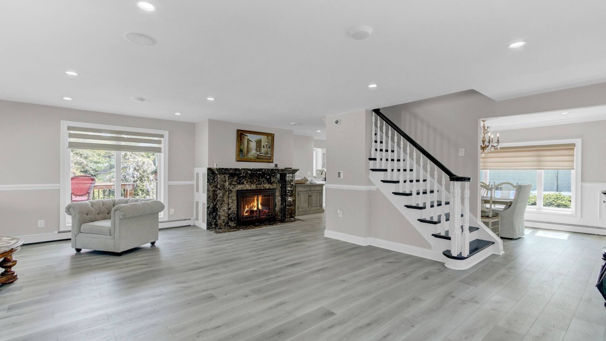 Oakdale House | Cozy family home in Long Island, New York. - Canal Front.