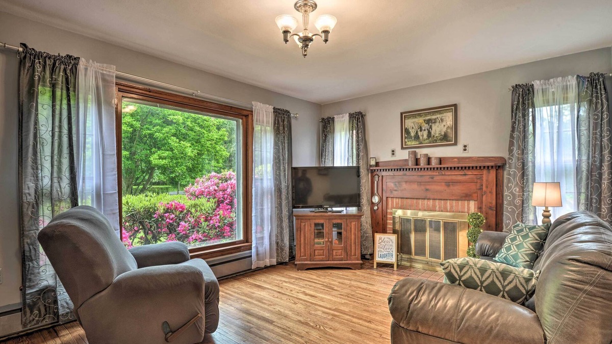 Springfield House | Cozy Family Home w/Kayaks, Dock & Fire Pit!