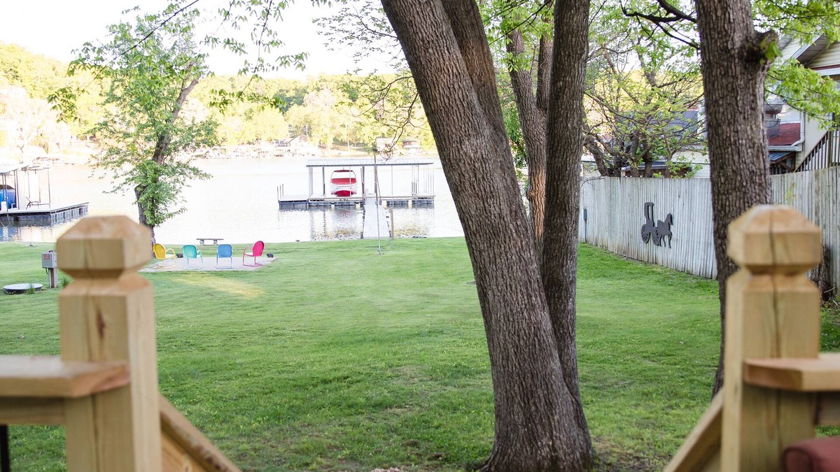 Sunrise Beach House | Cozy Family Lake Cabin-Autumn Enthusiasts and Golf Groups - Book Now