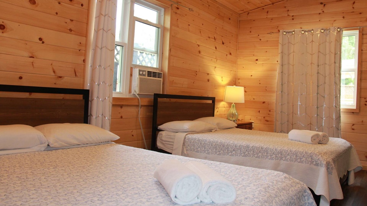 Lambton Shores Cabin | Cozy family Pine, 4 min Walk to Beach, Cabin sleep 5 with Kitchenette