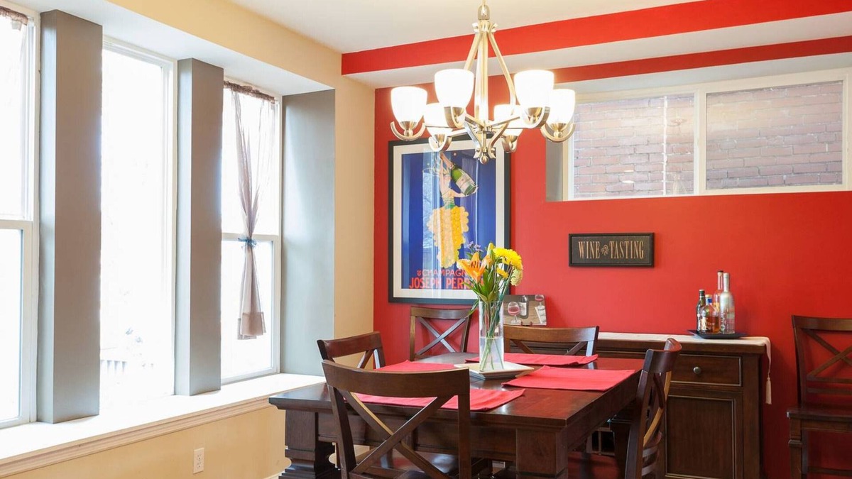 Tower Grove South House | ☆ Cozy Family Retreat ☆ Hot Tub ☆ Fireplace ☆ Tower Grove ☆ Close to Downtown!