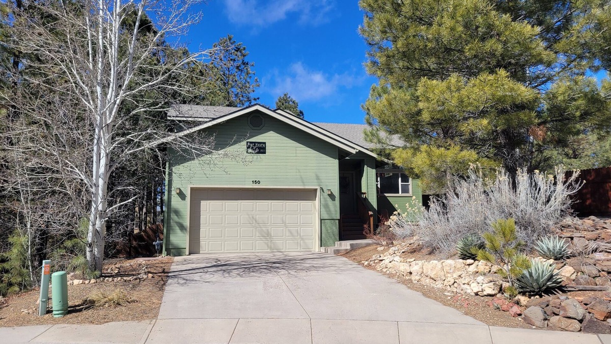 Ponderosa Trails House | Cozy Family retreat with large fenced backyard, Pet-Friendly, and Central Air!