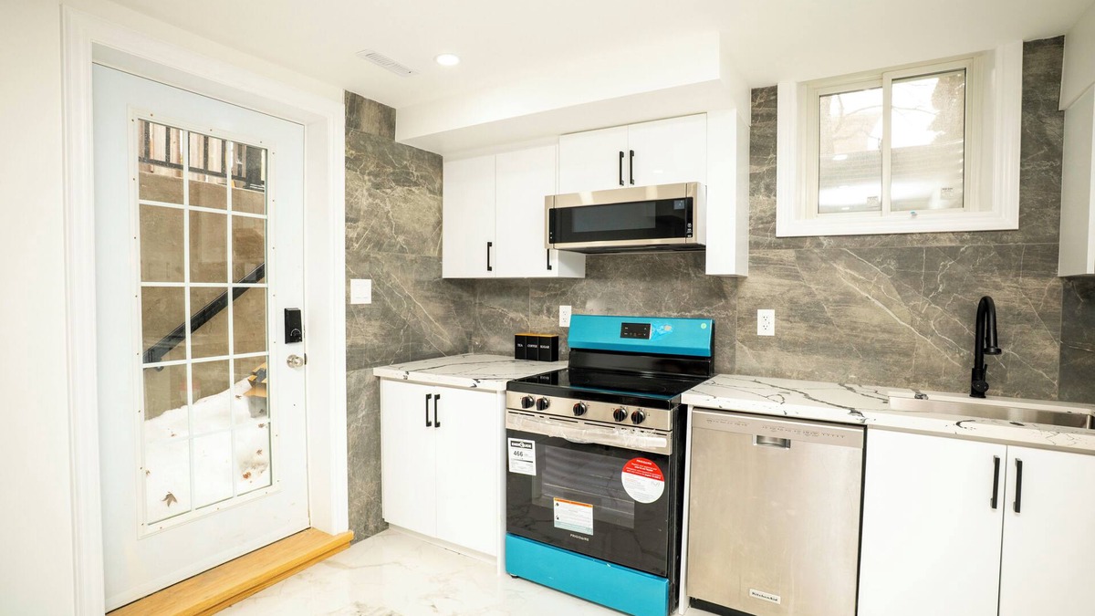 Richmond Hill House | Cozy family room in middle of Richmond Hill.