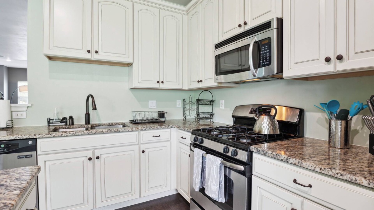 Newark House | Cozy family size Lakeview home, 6 mins drive to University of Delaware