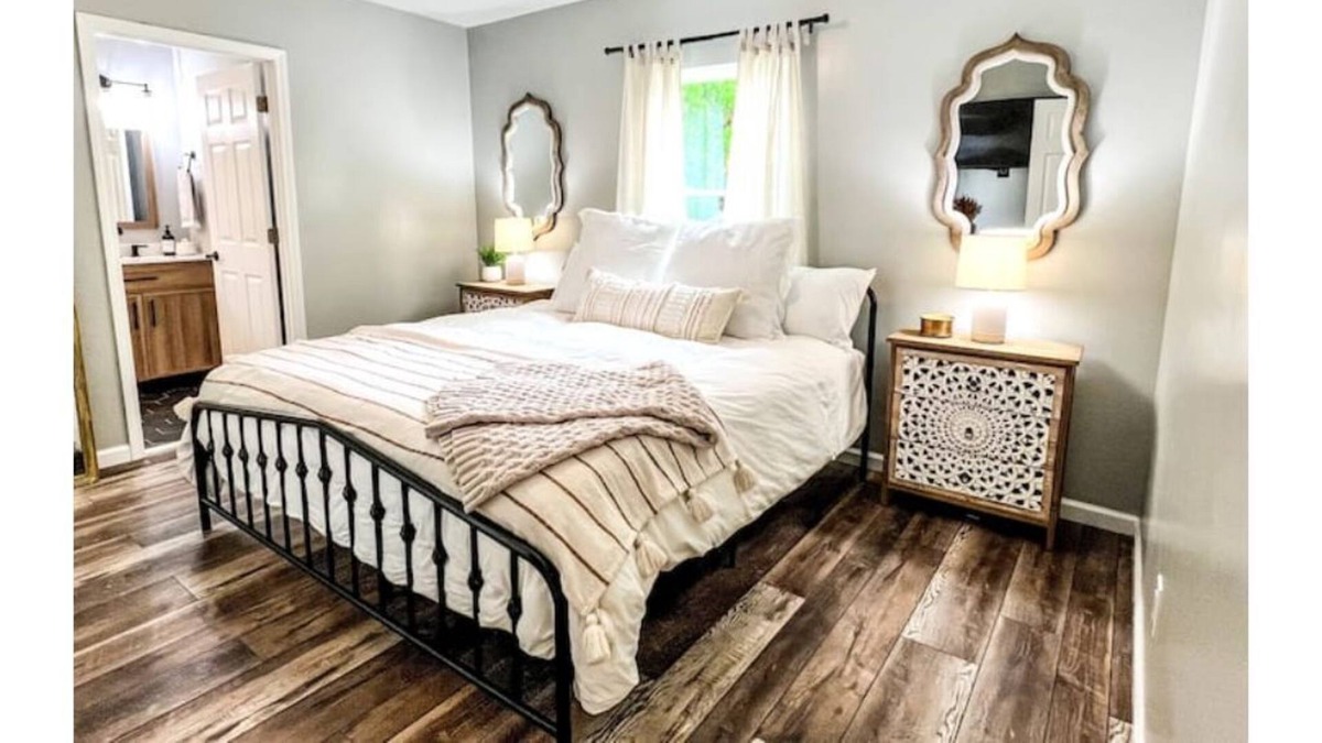 South Salisbury Other | Cozy Farmhouse Cottage close to town
