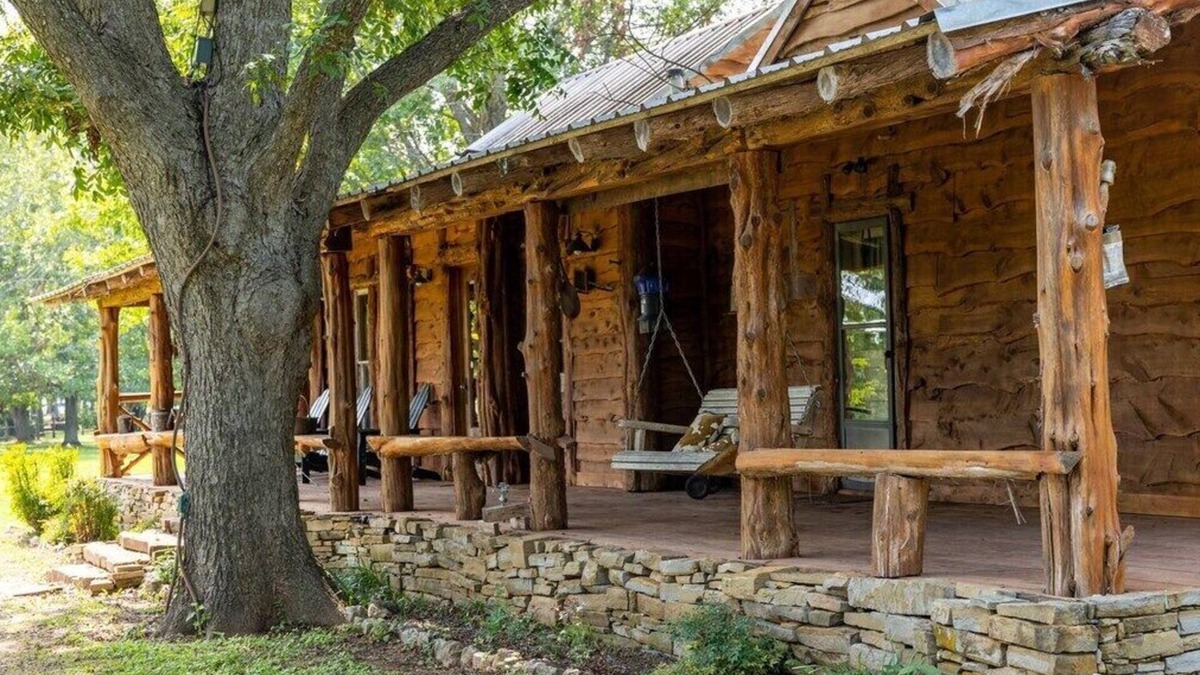 Satin Cabin | Cozy Farmhouse Escape, Thrilling Skeet Shooting