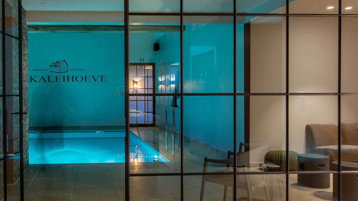 Bavikhove Villa | Cozy farmhouse for 30 people with indoor pool, infrared sauna, playground.