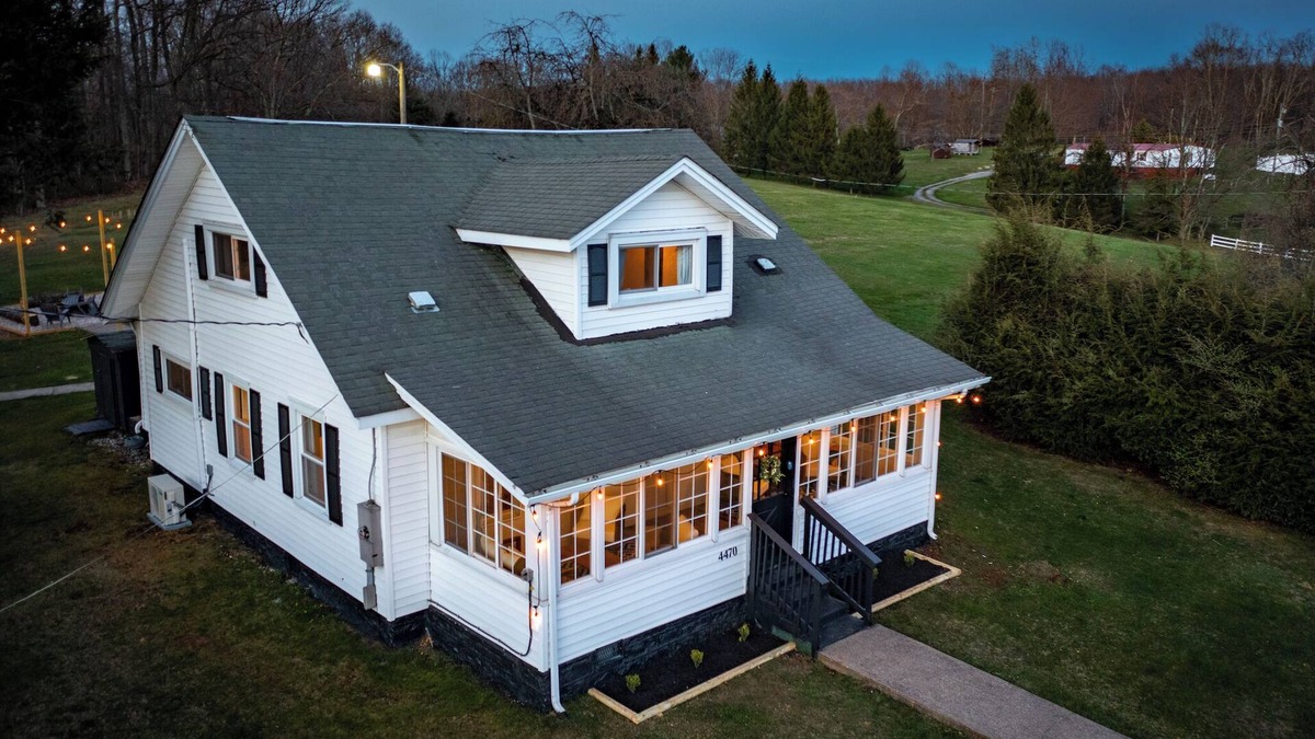 Hico Cottage | Cozy Farmhouse Gem! - 8 min to NRG! Hot Tub/EV Charger