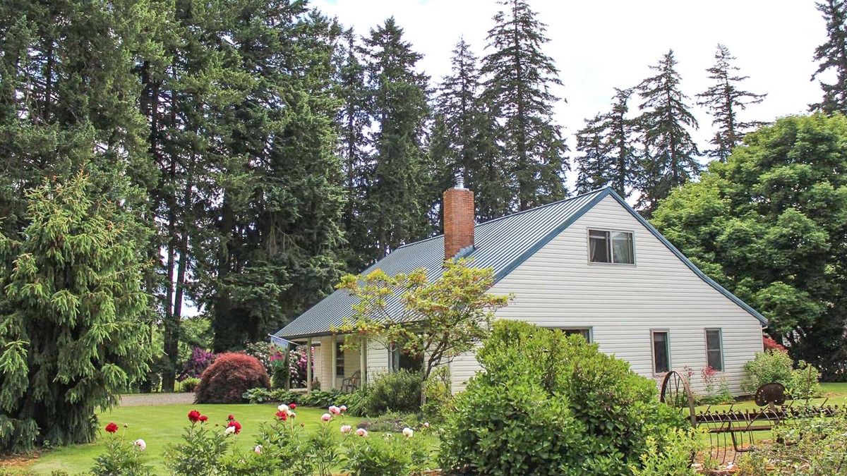 Hubbard House | Cozy Farmhouse on 40 Acre Hazelnut Orchard in Wine Country
