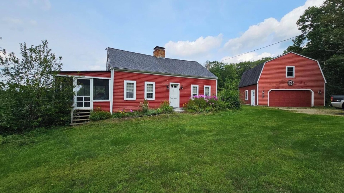 Danbury House | Cozy Farmhouse - Private Ragged Mountain Retreat
