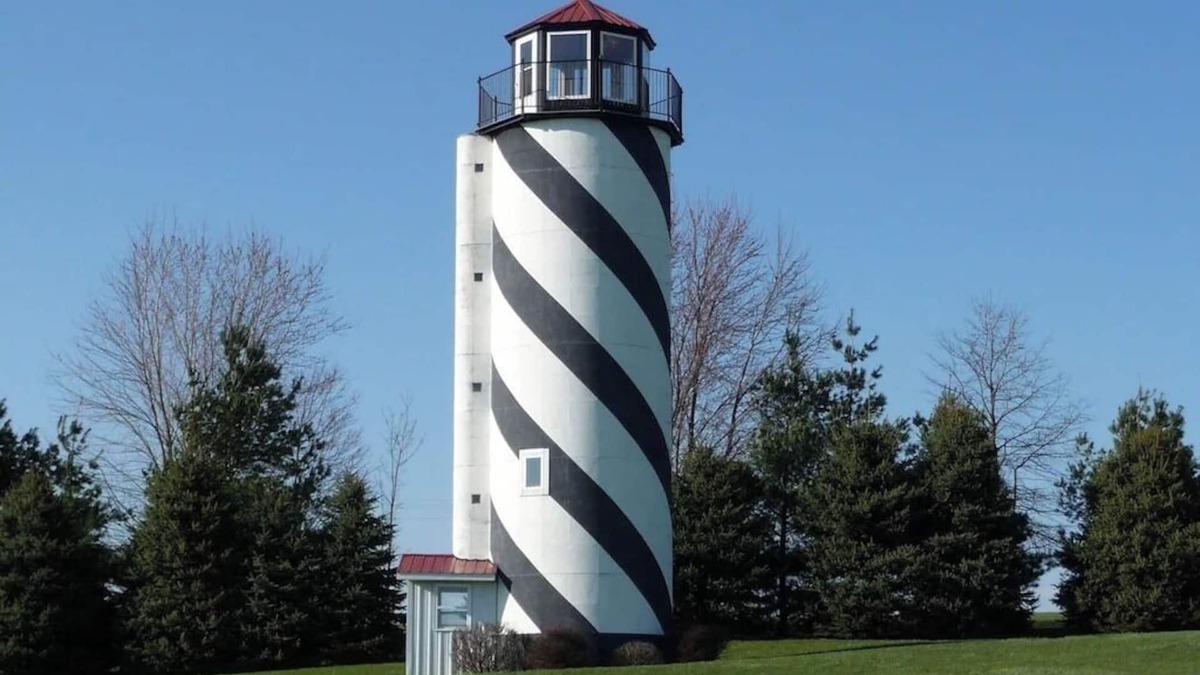 Dickeyville House | Cozy Farmhouse Retreat, Climb lighthouse, Acres to explore, Dogs ok, Amenities!