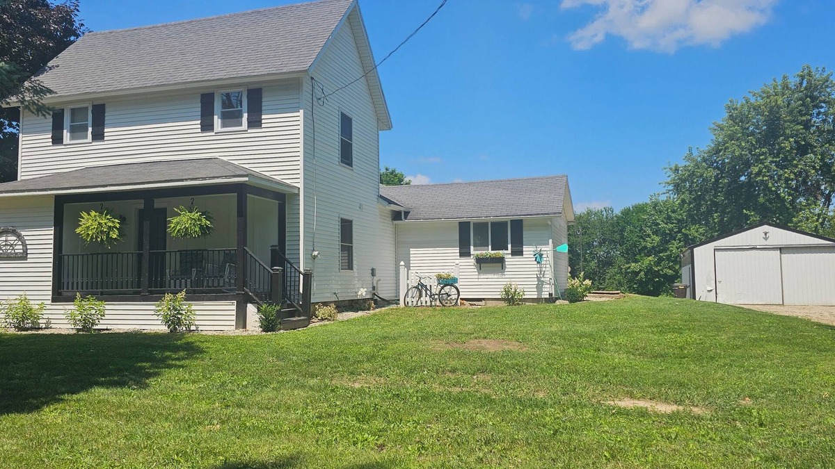 Cloverdale Other | Cozy Farmhouse w/short walk to a private laken