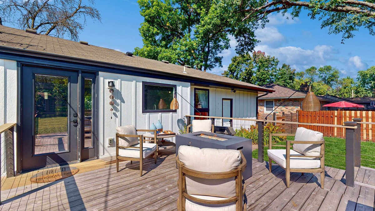 Crystal House | Cozy fenced in home with central AC, Fire table, WiFi, and large deck