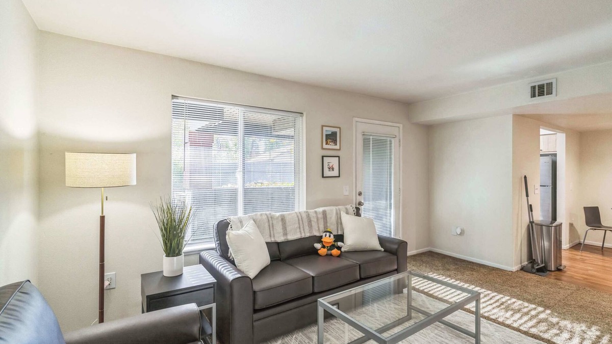 Harlow Apartment | Cozy Flat Near Autzen + 2 Miles to Downtown!