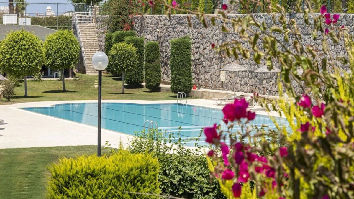 Kadıkale Apartment | Cozy Flat with Sea View and Shared Pool in Bodrum
