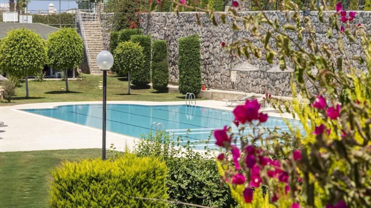 Kadıkale Apartment | Cozy Flat with Sea View and Shared Pool in Bodrum