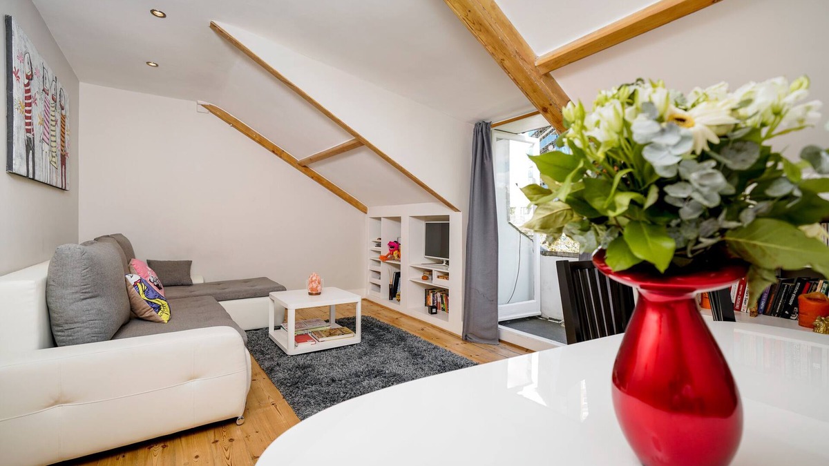 Maida Vale Apartment | Cozy Flat With Skylights in Great Neighbourhood