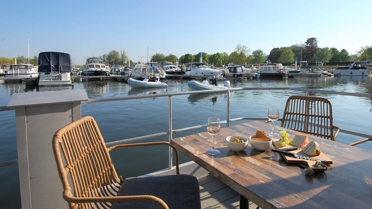 Heugum Boat Rental | Cozy floating Boatlodge "Mallorca", Max. 4 pers, 2 bedrooms.