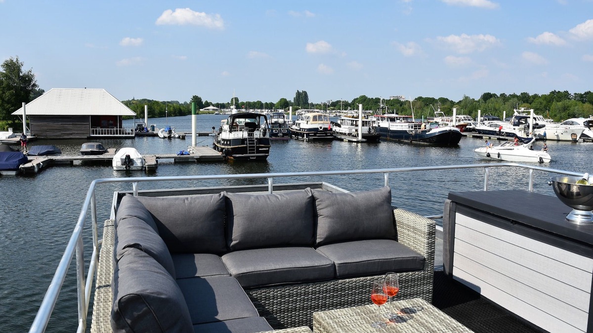 Heugum Boat Rental | Cozy floating Boatlodge (2 bedrooms, 4 persons), Maastricht.
