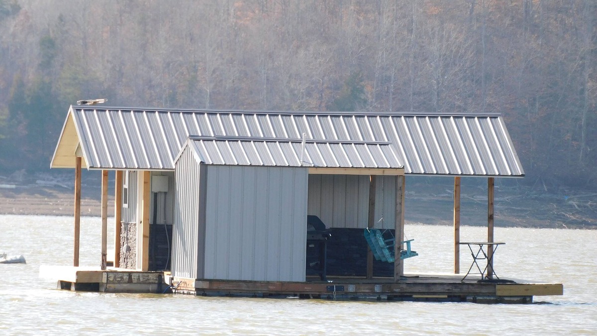 New Tazewell Cabin | Cozy floating home with WiFi, AC in peaceful New Tazewell on Norris Lake