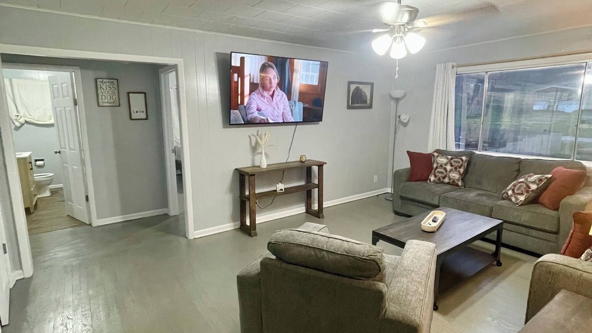 Westwood House | Cozy Fonzie Flat
