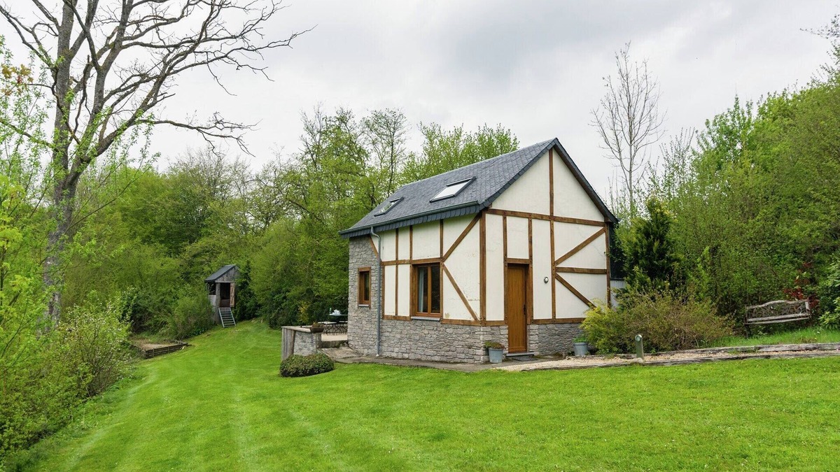 Awenne Cottage | Cozy Forest Cottage in Awenne