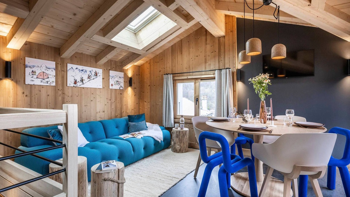 Praranger House | Cozy Renovated House for 6, 2km from Slopes, with Ski Room and Balcony