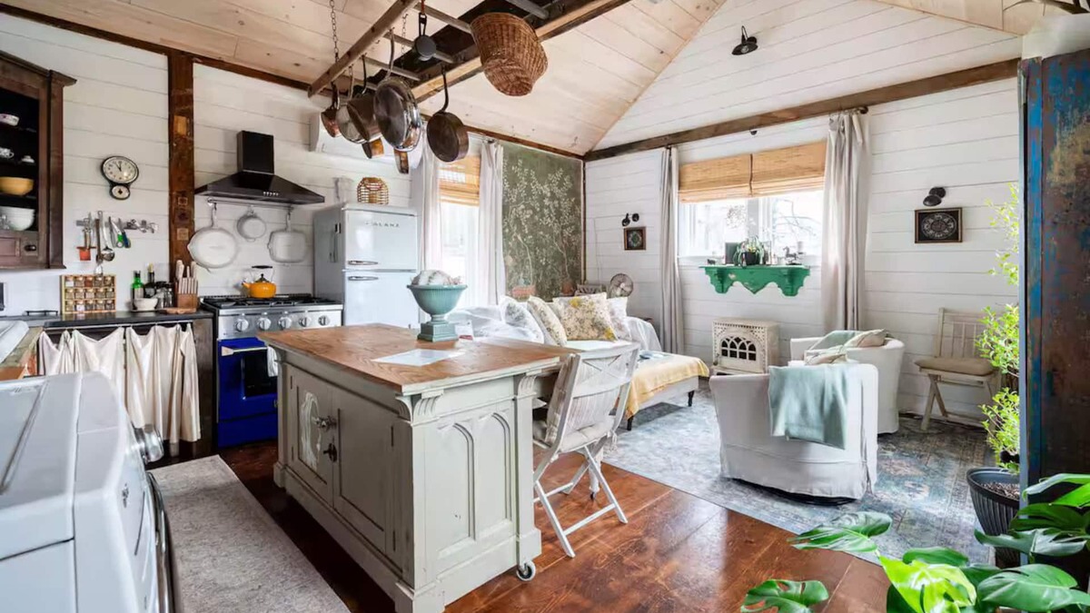 Coxsackie Cabin | Cozy French county, hot-tub & fireplace