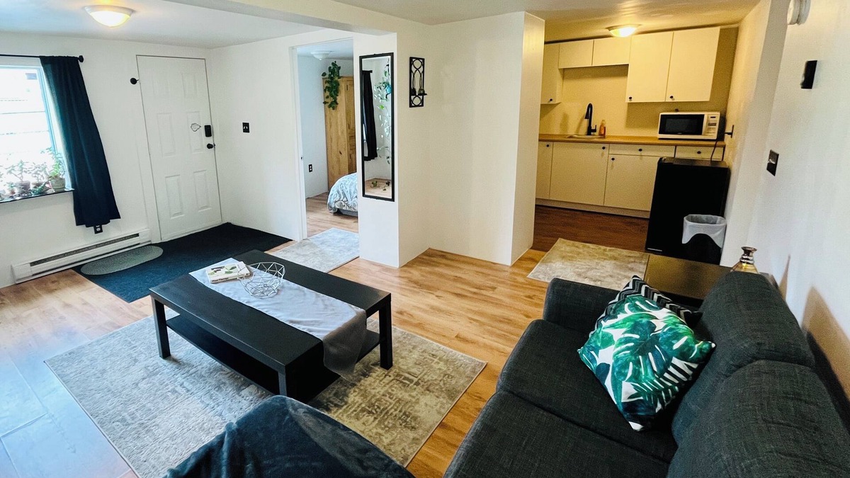 Trail House | Cozy full flat vacation home - close to everything!