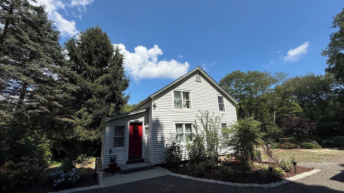 Weston House | Cozy, fully renovated 2BR home with a barn in peaceful Weston, CT for relaxation