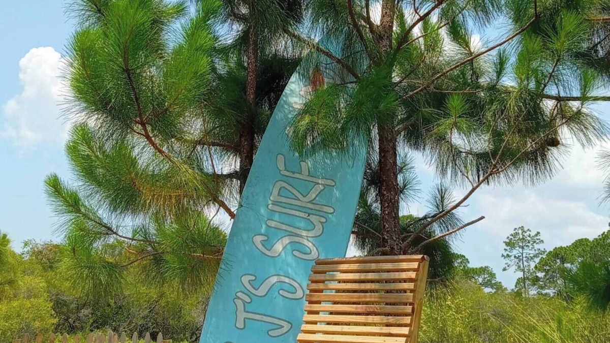 Eastpoint Cabin | Cozy & Fun Fisherman's Cabin close to Beaches and Forest. Pet Friendly!