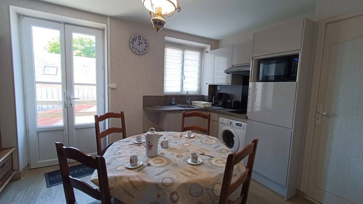 Bazoches-les-Gallerandes Apartment | Cozy Getaway in Bazoches-Les-Gallerandes - 2BR, Full Kitchen, TV, Shared Courtyard