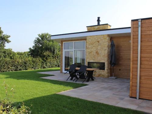 Gasthuis House | Cozy Garden Home w Fireplace