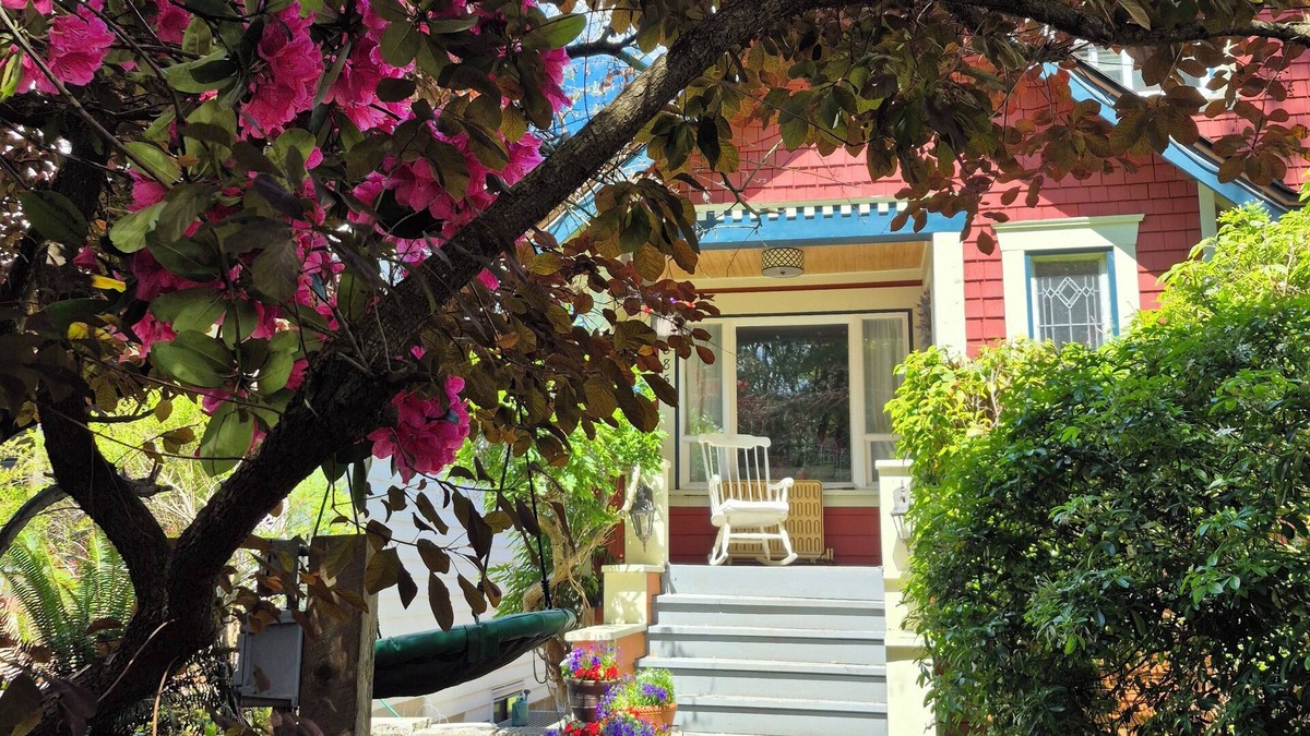 Hastings House | COZY GARDEN SUITE ON TRINITY STREET