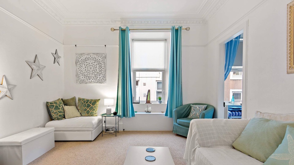 Millport Apartment | Cozy corner ground floor flat close to the sea! 5 night minimum stay July/August