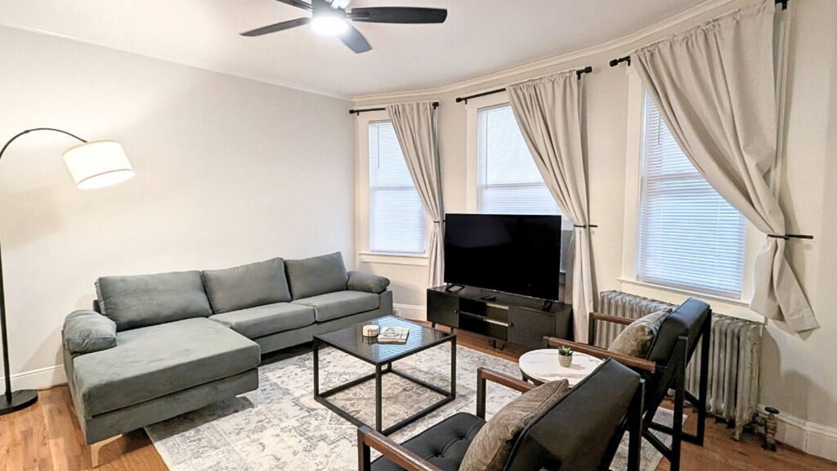 Orange House | Cozy Gem 18Min to EWR, 8min > NYC Train + Parking