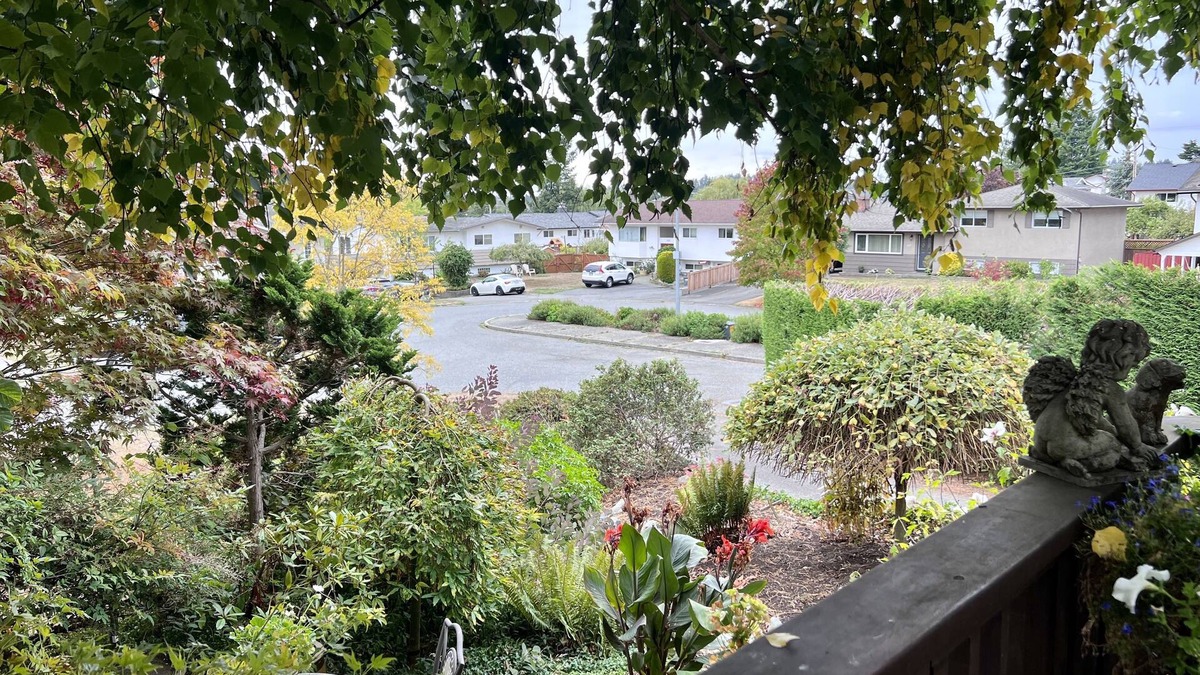 Saanich West House | Cozy Gem: Heart of Victoria