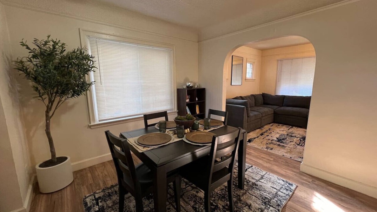 Lincoln Park House | Cozy Gem King Bunk Beds Near Major Highways Sleep6
