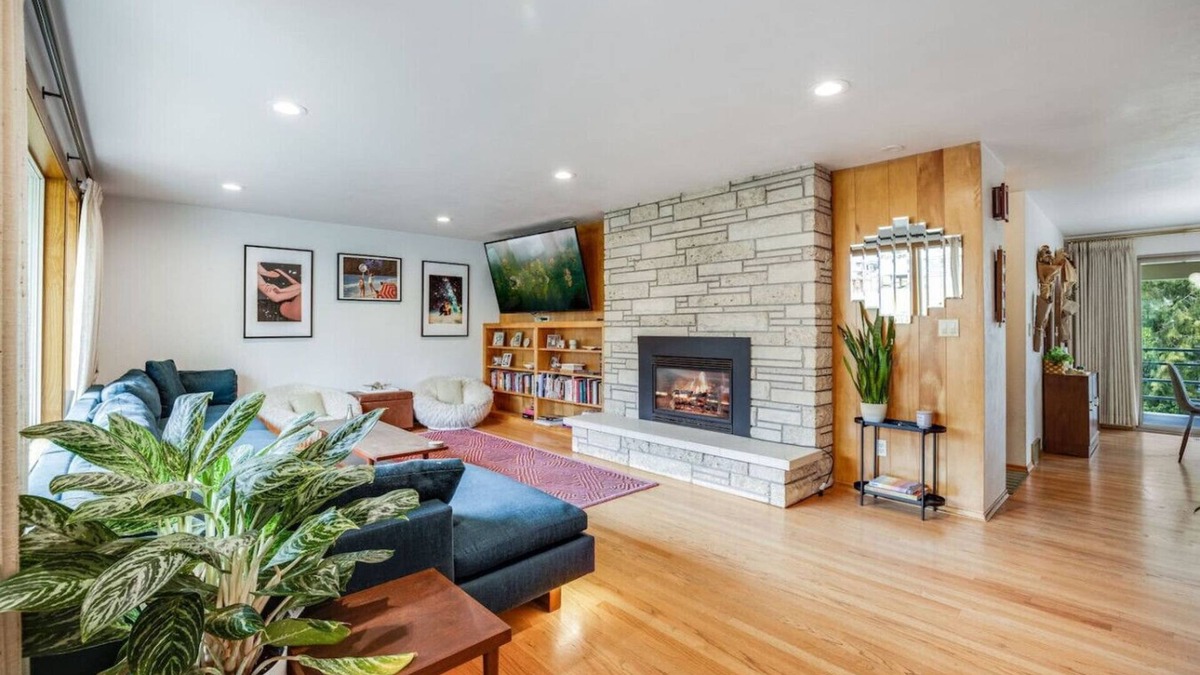 White Center House | Cozy Gem w/Shared Hot Tub & A/C