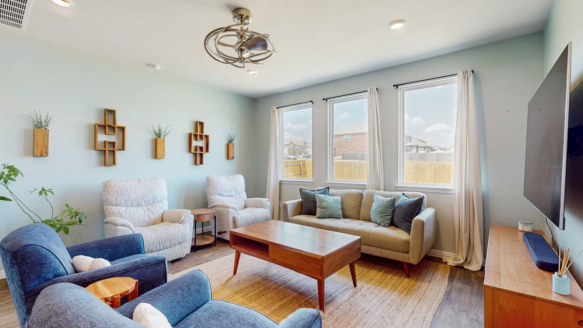 Georgetown House | Cozy Georgetown home with full kitchen, living room and enclosed backyard