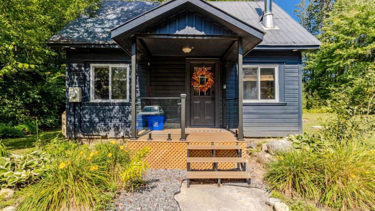 Huntsville House | Cozy Getaway close to Arrowhead & downtown Huntsville. Pet-Friendly.